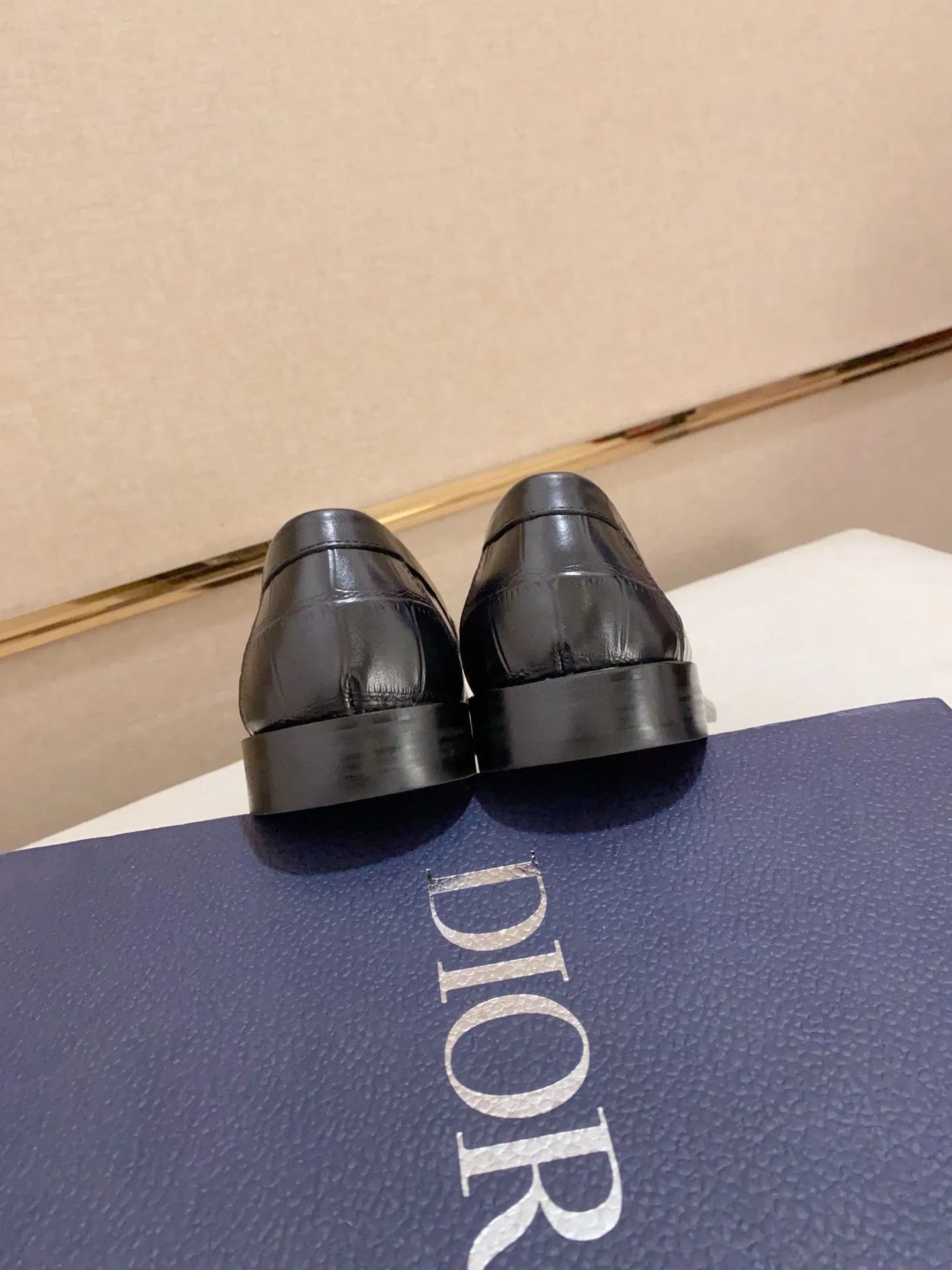 Men's shoes 💰: 560💰 High-end version of Dior Dior's new series. Famous actors and internet celebrities wear super popular designs. The sculptures of French artist Niki de Saint Phalle are designed as rings. Material: Imported original material ➕Painted cowhide Foot pads: cowhide Outsole: Rubber outsole Men's shoe size: 38~44 Can be customized to size 45